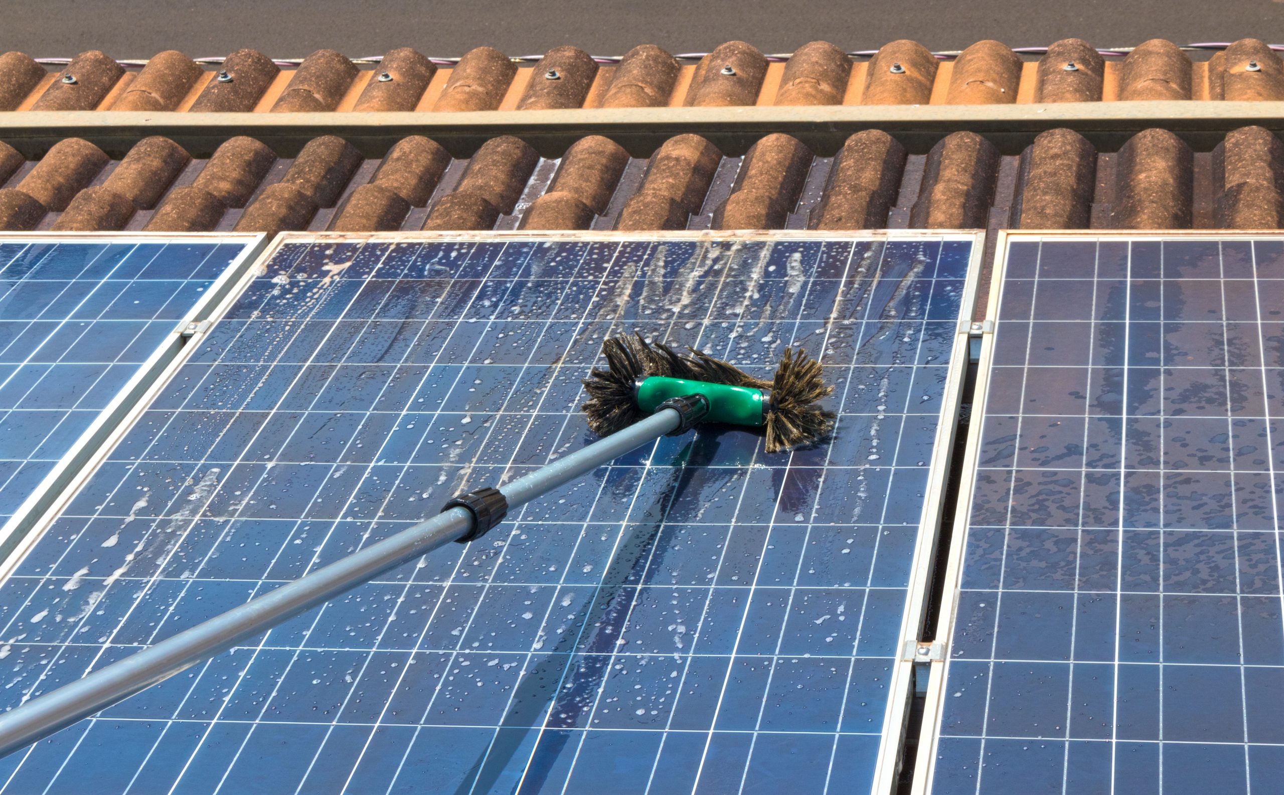 Cleaning rooftop solar panels for good solar maintenace